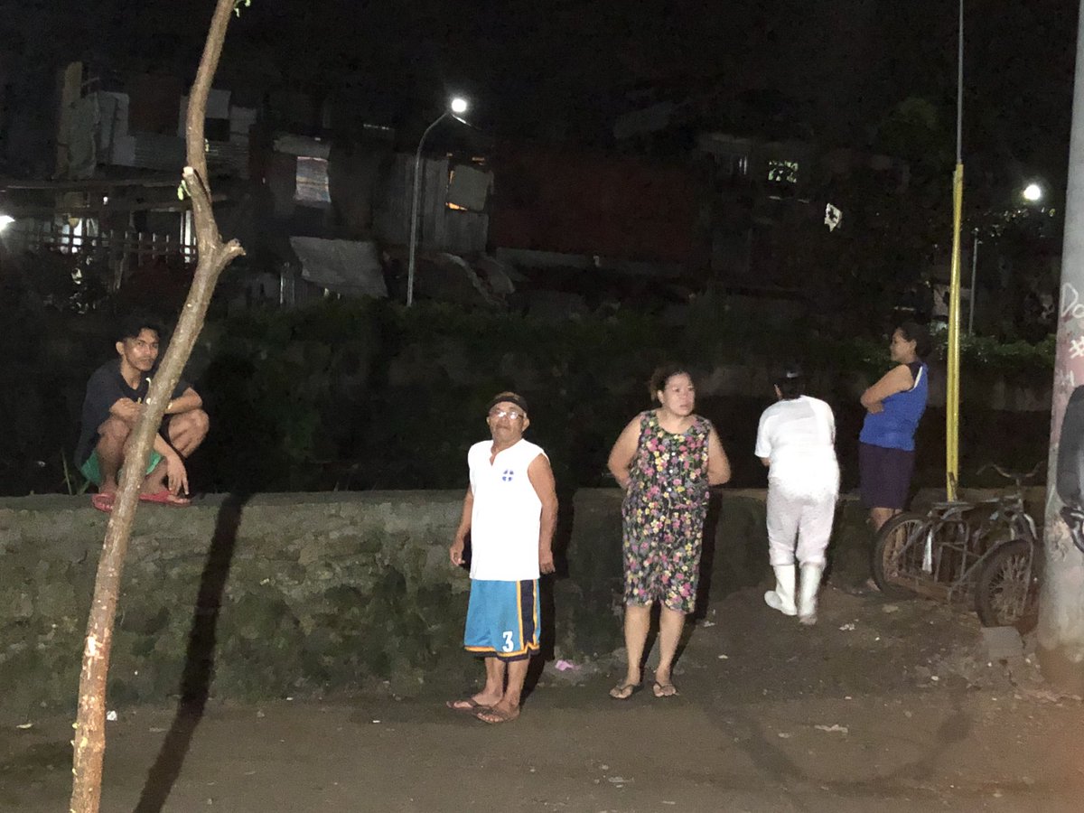 JonathanAndal_'s tweet photo. LOOK: Pasado ala-1 na ng madaling araw, gising pa rin ang mga taga-Brgy Malanday. Wala na raw tulugan ngayong magdamag para bantayan ang galaw ng ilog @gmanews https://t.co/VPXgCq8MfG