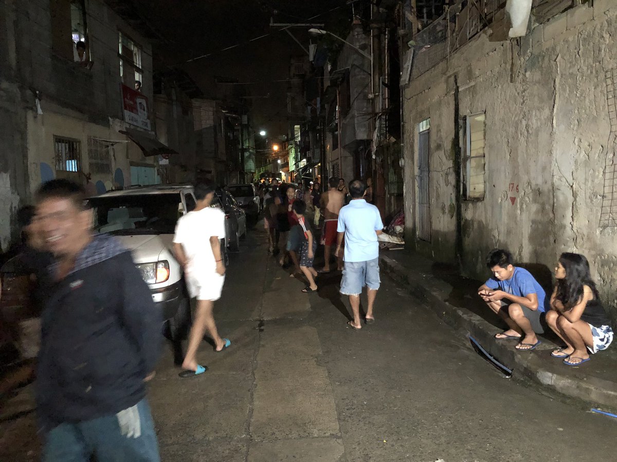 JonathanAndal_'s tweet photo. LOOK: Pasado ala-1 na ng madaling araw, gising pa rin ang mga taga-Brgy Malanday. Wala na raw tulugan ngayong magdamag para bantayan ang galaw ng ilog @gmanews https://t.co/VPXgCq8MfG