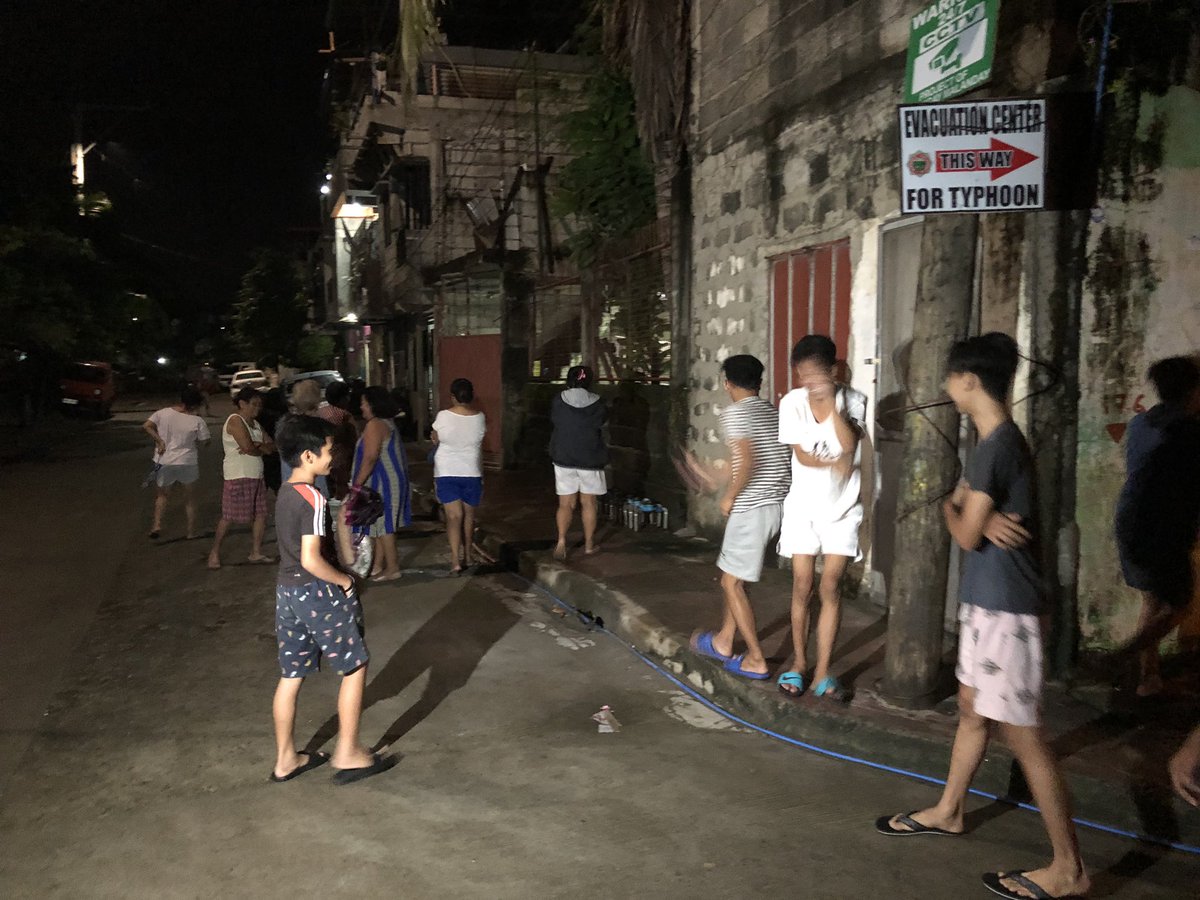 JonathanAndal_'s tweet photo. LOOK: Pasado ala-1 na ng madaling araw, gising pa rin ang mga taga-Brgy Malanday. Wala na raw tulugan ngayong magdamag para bantayan ang galaw ng ilog @gmanews https://t.co/VPXgCq8MfG