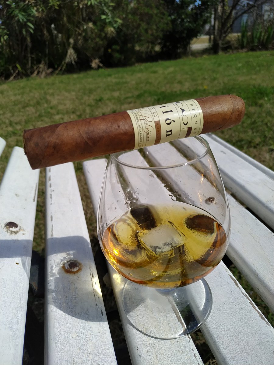 PuroHabanoComAr's tweet photo. CAO Pilón Robusto, capa habano de Ecuador y blend y binder nicaragüense. Buen puro, pero muy plano en sabor, por  momentos amargo. Fortaleza media. Esperaba más...
https://t.co/lRfXzh0QoS
#habanos #purohabano  #cao #pilon #caopilon https://t.co/2VwQT0SUlF