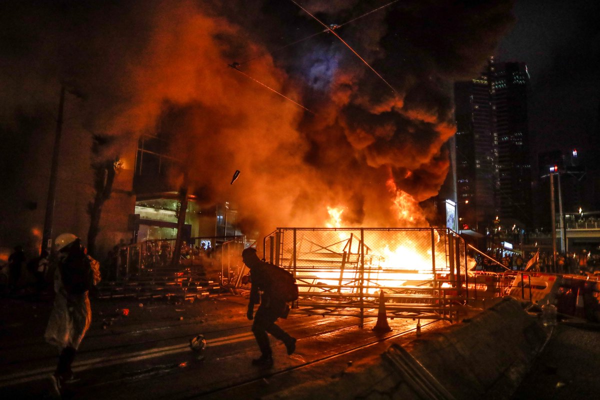 ChinaDaily's tweet photo. Raging fires light up the streets as rioters committed arson in different parts of Hong Kong on Saturday. #HongKong https://t.co/j5Q4Iz2Ur9