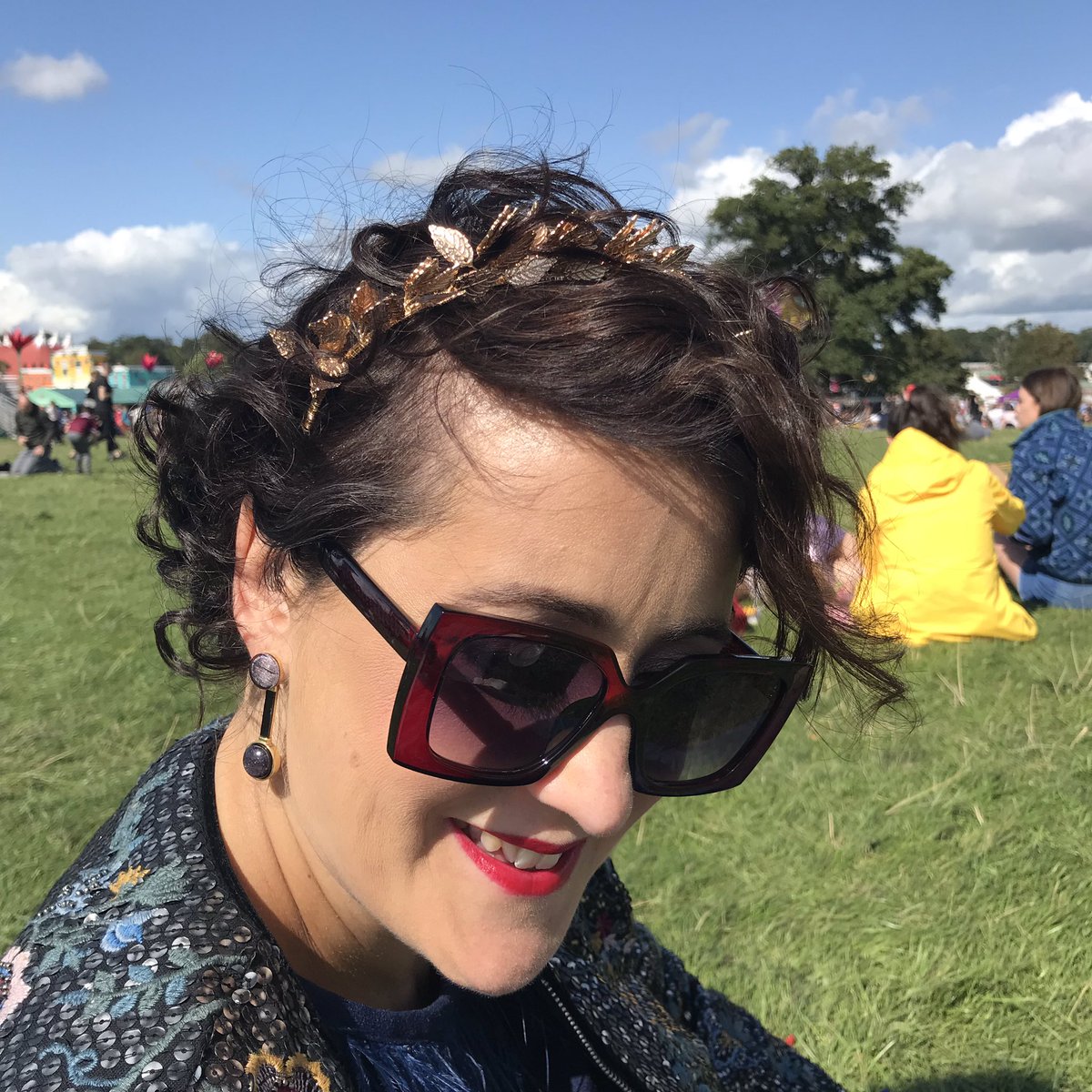 Guys I cannot get my head around the crowds here....absolutely crazy. Today I’m accessorising with my Gold Leaf Crown, Ioaku Moon Earrings (both available on my shop) and my rectangle sunnies (sold out...sorry)
Happy Styling xx
laineystyle.com