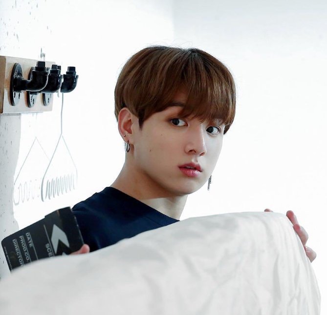 ArmyRegnault's tweet photo. I'm alive and I'm greeting this boy. Love you! 💖
#HappyBirthdayJungkook 
#GoldenJungkookDay https://t.co/mOBQaOpkxb