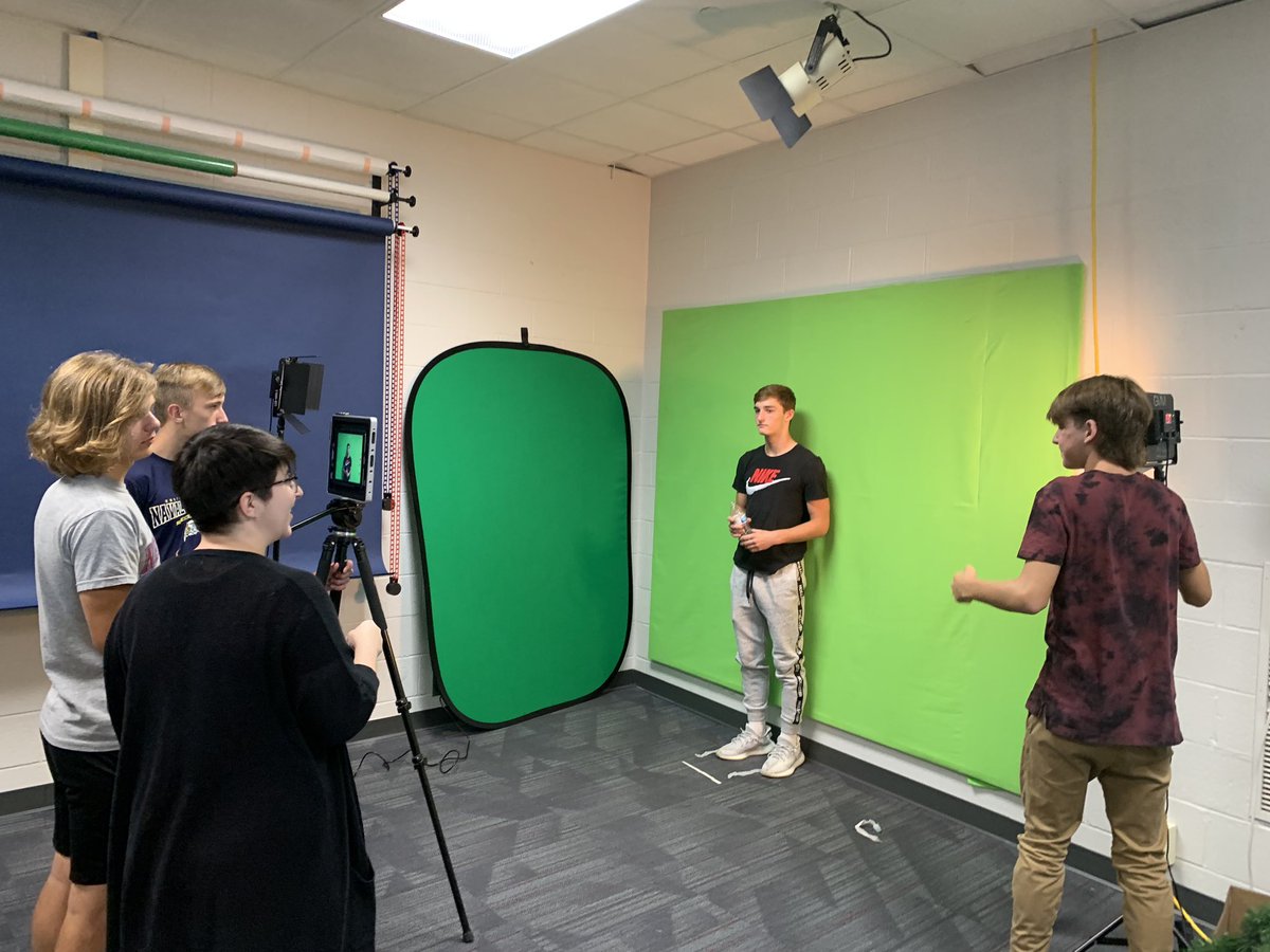 newoxcrossroads's tweet photo. The Crossroads has just opened back up and there is already an abundance of creativity happening! I wish I had pictures of the Movie Posters Mr. Makowski’s class was creating in #pages. Mrs. Weaver’s class was creating short stories in the studio using #iMovie! #CVSDR2R #ADE2019 https://t.co/7UZ5OLtsGr