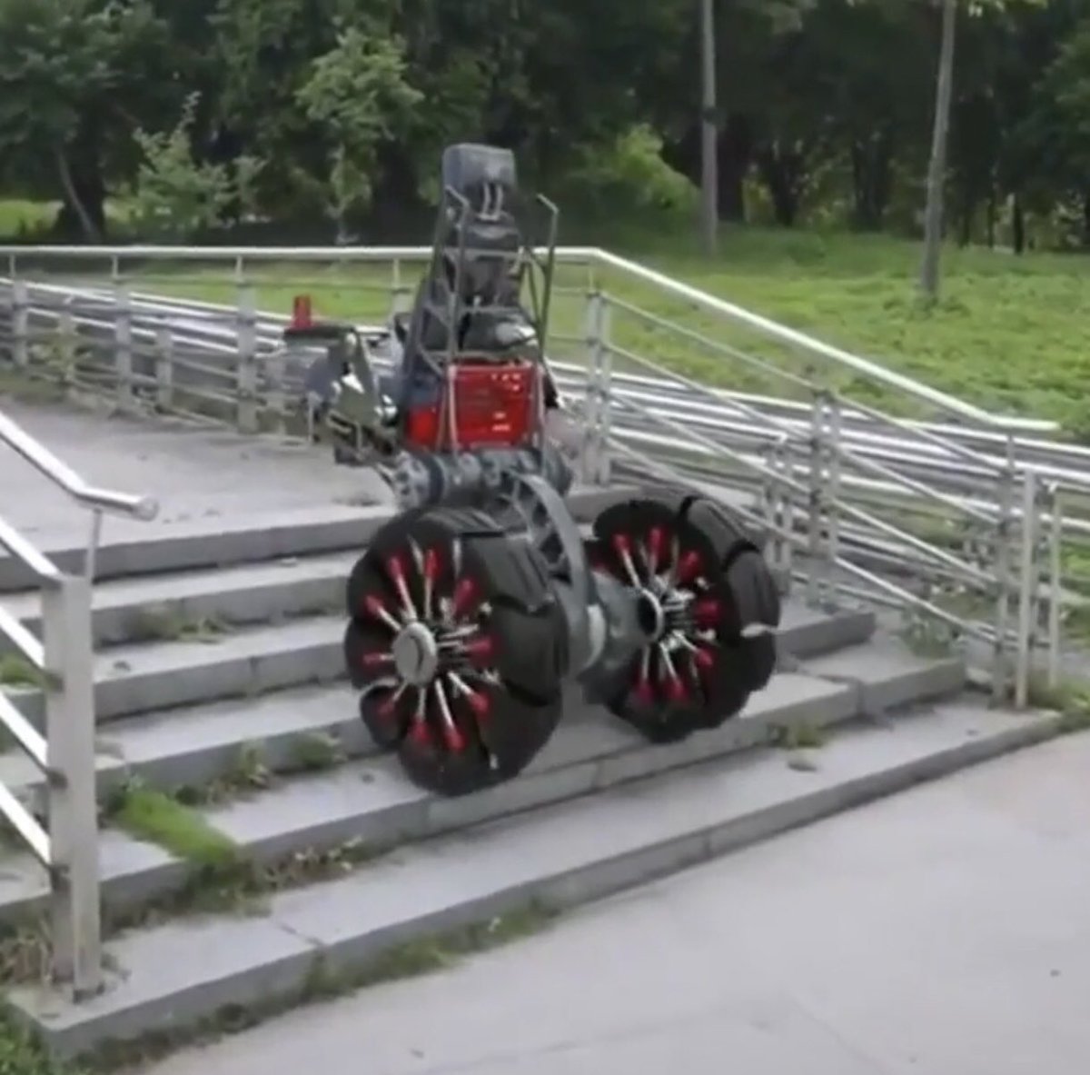 WirelessSmith's tweet image. Survey rig of the future?

#NoMoreWalking
#ParkTheSegway