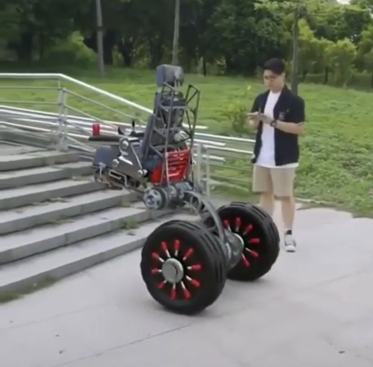 WirelessSmith's tweet image. Survey rig of the future?

#NoMoreWalking
#ParkTheSegway