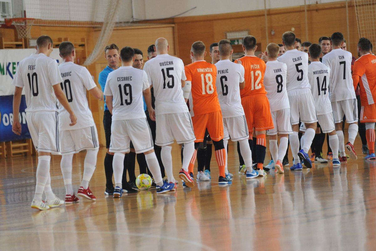FutsalSi's tweet photo. Konec 1. polčasa za futsal superpokal med @SilikoFutsal in @fcdobovec, 1:1, gola sta dosegla Tod Ciuha (5.) in Alen Fetić (15.)

Vabljeni k spremljanju📹 https://t.co/rY4YwkRgx8 https://t.co/Kn4ETezjCa