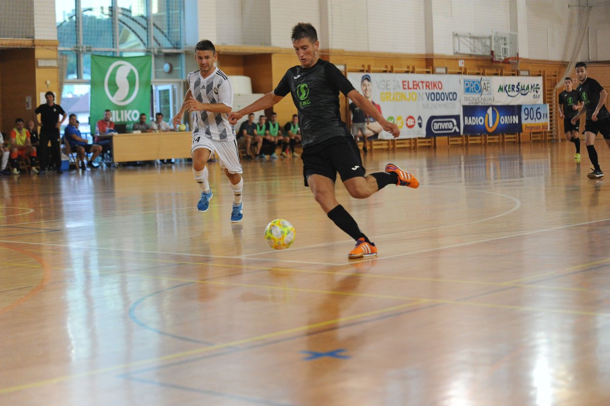 FutsalSi's tweet photo. Konec 1. polčasa za futsal superpokal med @SilikoFutsal in @fcdobovec, 1:1, gola sta dosegla Tod Ciuha (5.) in Alen Fetić (15.)

Vabljeni k spremljanju📹 https://t.co/rY4YwkRgx8 https://t.co/Kn4ETezjCa