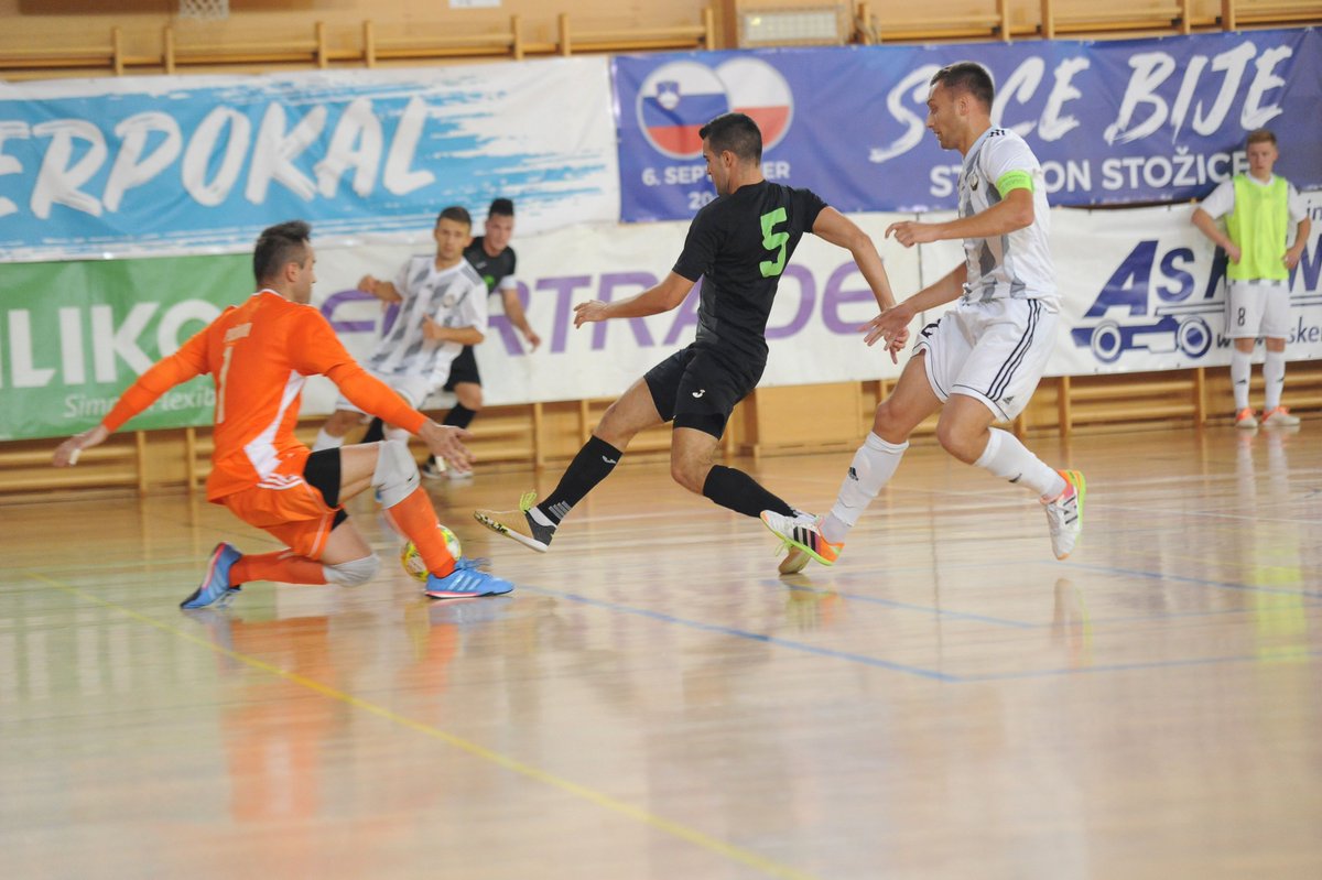 FutsalSi's tweet photo. Konec 1. polčasa za futsal superpokal med @SilikoFutsal in @fcdobovec, 1:1, gola sta dosegla Tod Ciuha (5.) in Alen Fetić (15.)

Vabljeni k spremljanju📹 https://t.co/rY4YwkRgx8 https://t.co/Kn4ETezjCa