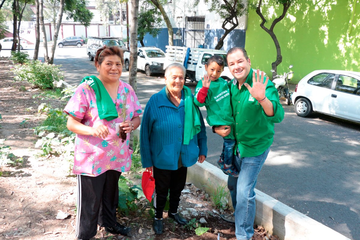 CarlosMadrazoS's tweet photo. Esta mañana tuve el honor de visitar la alcaldía #MiguelHidalgo, como parte de la #JornadaDeReforestación 2019. Niños y adultos, vecinos de la localidad, se sumaron a esta actividad tan importante para mejorar la calidad del medio ambiente en nuestra Ciudad. https://t.co/QZEzrv6vwK