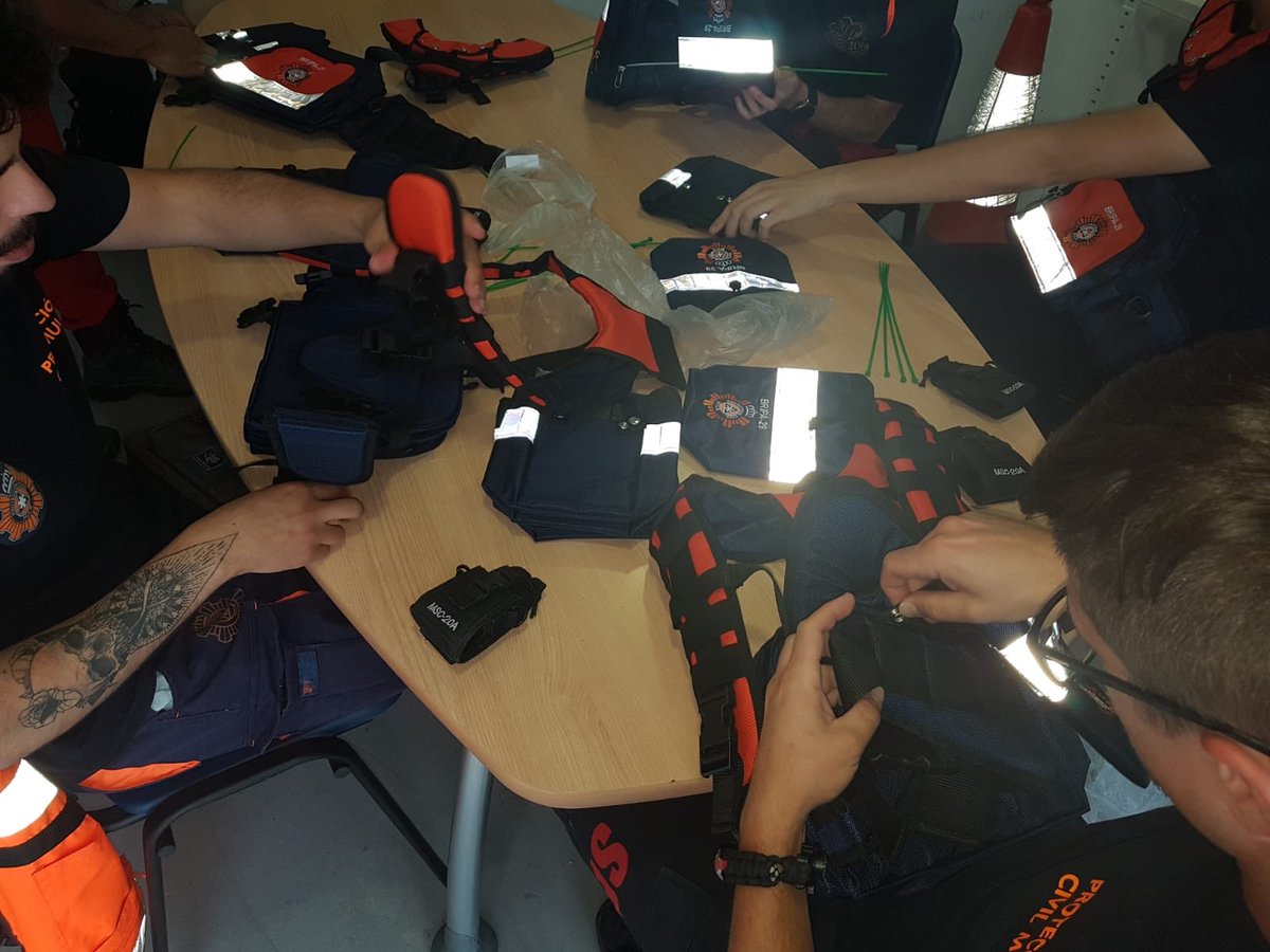 emergenciasmula's tweet photo. Hoy los voluntarios de nuestra  BRIPA-29 (brigada de pronto auxilio ) del @AyuntamientMula reciben sus nuevas mochilas forestales. https://t.co/P3R7KTxDjx