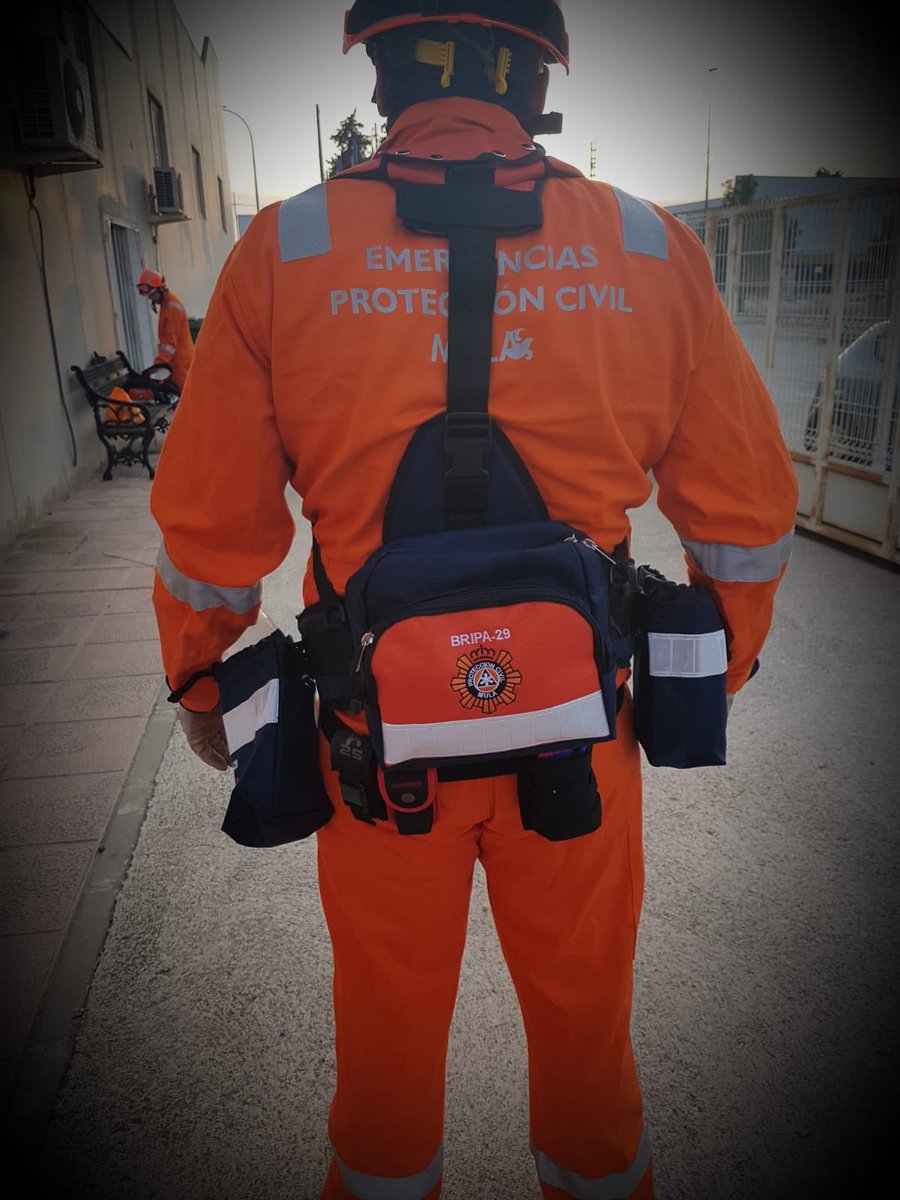 emergenciasmula's tweet photo. Hoy los voluntarios de nuestra  BRIPA-29 (brigada de pronto auxilio ) del @AyuntamientMula reciben sus nuevas mochilas forestales. https://t.co/P3R7KTxDjx