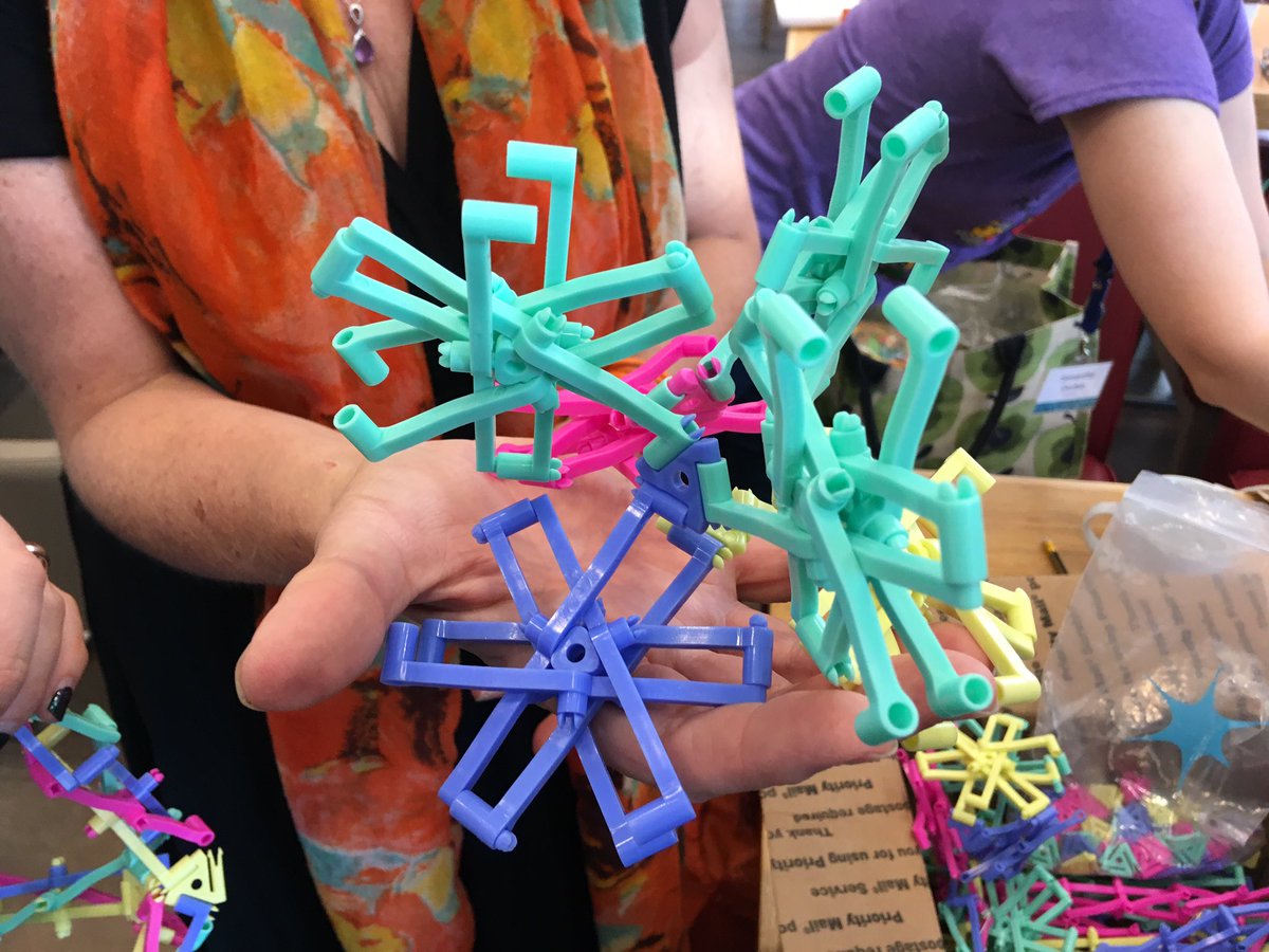 MathMechs's tweet image. This tetrahedral design, discovered by @BubblyMaths at #TMiP2019, has some interesting ways of moving - more than one degree of freedom!