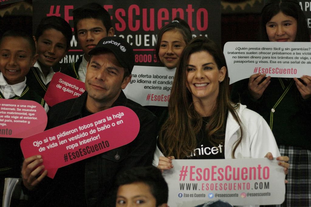EsoEsCuento's tweet photo. Estuvimos junto a los #EmbajadoresDeBuenaVoluntad @carocruzosorio e @IvanLalindeG y los estudiantes del colegio IED Ofelia Uribe de Acosta y del Estanislao Zuleta, compartiendo sobre la campaña en contra de la #TrataDePersonas. @UNICEFColombia @FiscaliaCol 

#FelizSábado https://t.co/lpvfvfbK66