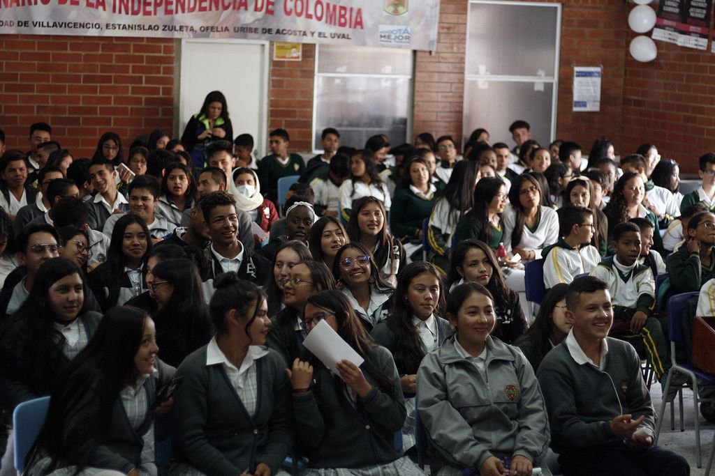 EsoEsCuento's tweet photo. Estuvimos junto a los #EmbajadoresDeBuenaVoluntad @carocruzosorio e @IvanLalindeG y los estudiantes del colegio IED Ofelia Uribe de Acosta y del Estanislao Zuleta, compartiendo sobre la campaña en contra de la #TrataDePersonas. @UNICEFColombia @FiscaliaCol 

#FelizSábado https://t.co/lpvfvfbK66