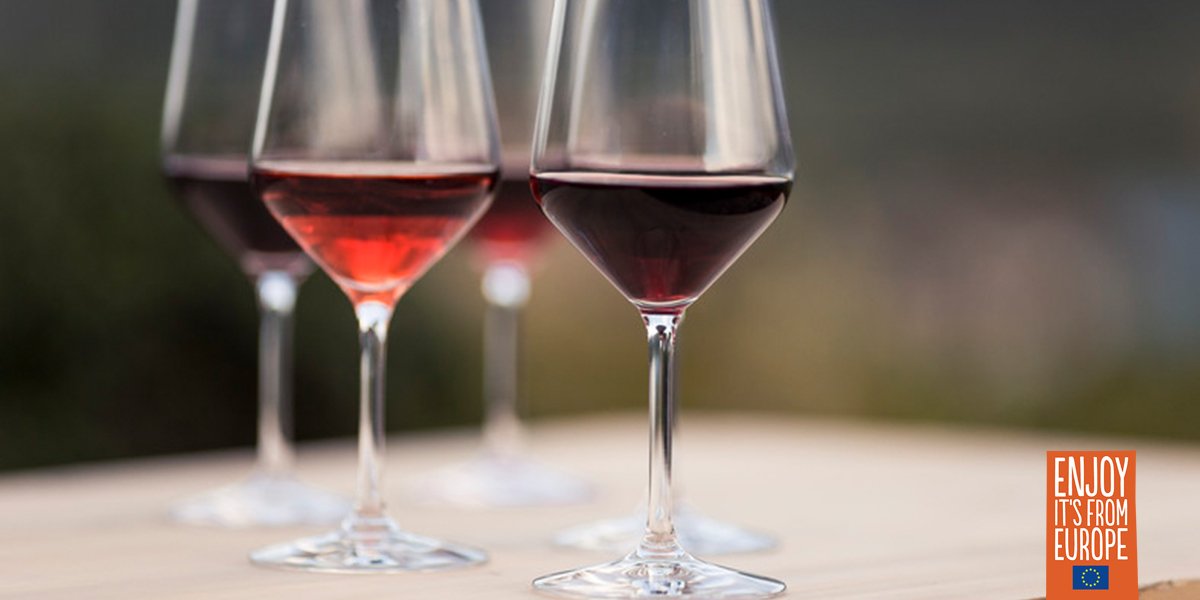 visitsouthtyrol's tweet photo. The days are still long…and warm! Taste the summer
with a glass of Alto Adige DOC wine. 🍷
#EuropeanQuality #EnjoyItsFromEurope
https://t.co/mGrXF70jrY
#QualitaetEuropa #altoadigewines #weinlovers #suedtirol https://t.co/mUvytRgHT4