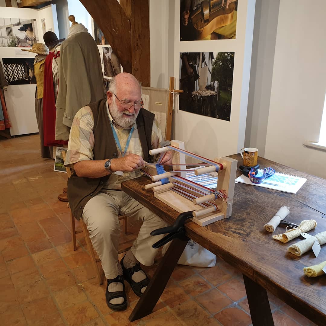 heritage_notes's tweet photo. Historic Life #textiles weekend @WealddownMuseum with many great demonstrations from team incl. @Tudor_Group @WillDyke1 @sallypointer
#wdlm #historicclothing #nalbinding #inkleloom #naturaldyes #flax #linen #wool https://t.co/MFhYMrVe7T