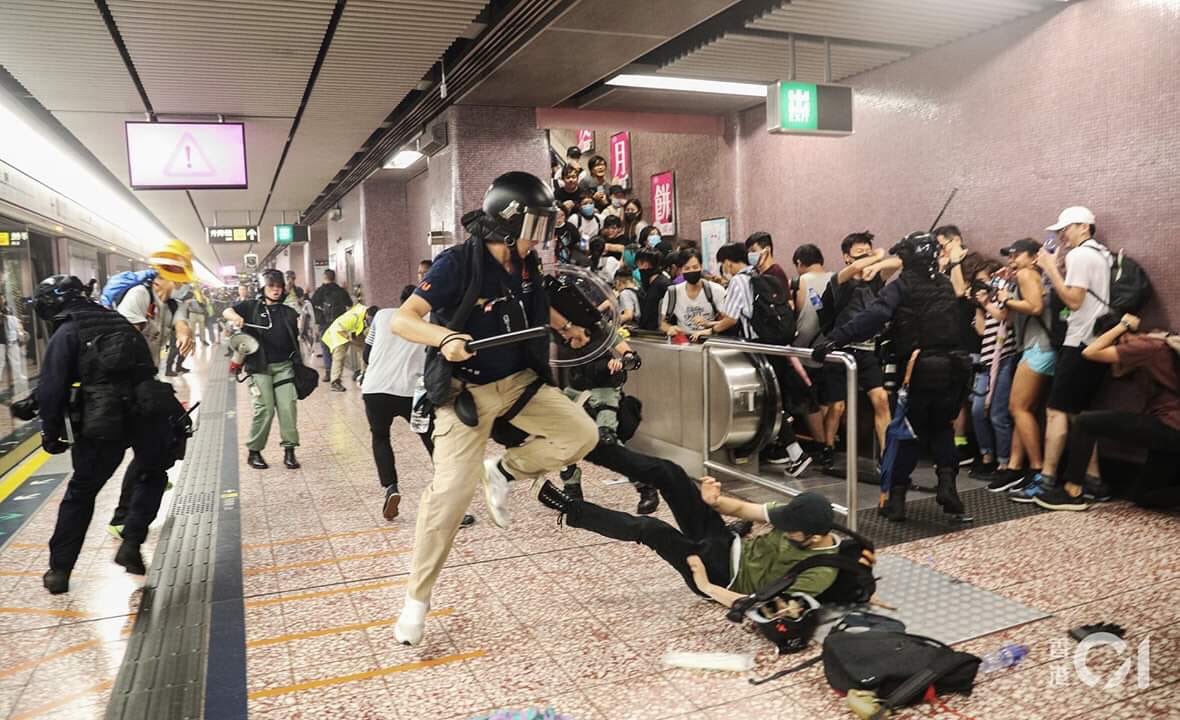 HKnewsJP's tweet photo. 【20190831｜事件の真実】
警察が列車中の市民に無差別攻撃した後、警察はSNSでデモ参加者が駅内で一般市民を襲撃したからそういう行動をとったと説明した。しかし、真実は警察の支持者と思われる男性がハンマーで列車内にいるデモ参加者に攻撃し、地下鉄の職員さんが通報したからだ。警察は嘘を付いた https://t.co/g4IZlj3x77
