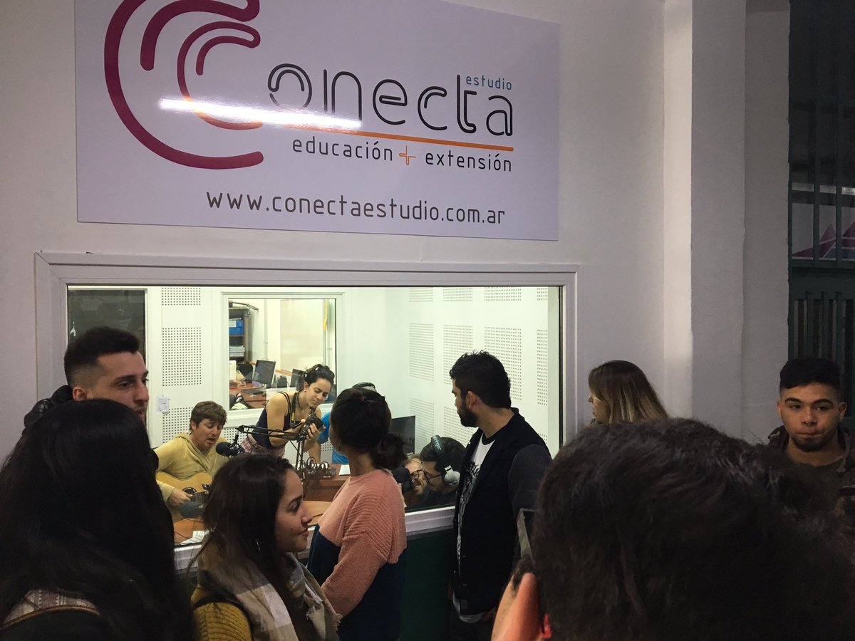 MGuouman's tweet image. Hoy arrancó #ConectaEstudio, la radio de la Secretaría de Extensión del #CBC de @UBAonline #UBA. Felicitaciones @camilovedia por este logro!