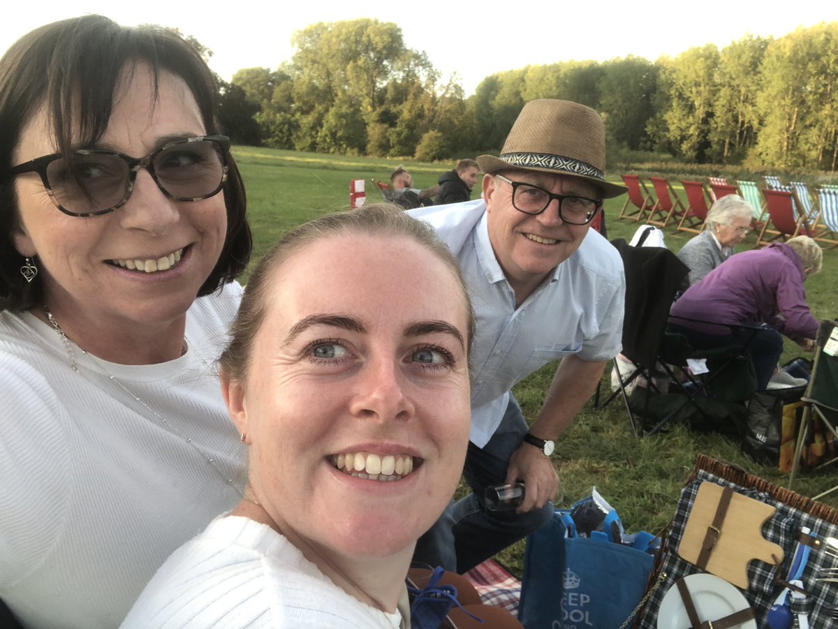 Lou_Leverton's tweet photo. Picnic set up and all ready for Bohemian Rhapsody @LutonHooHotel #wearesundown https://t.co/adypdOVlA4