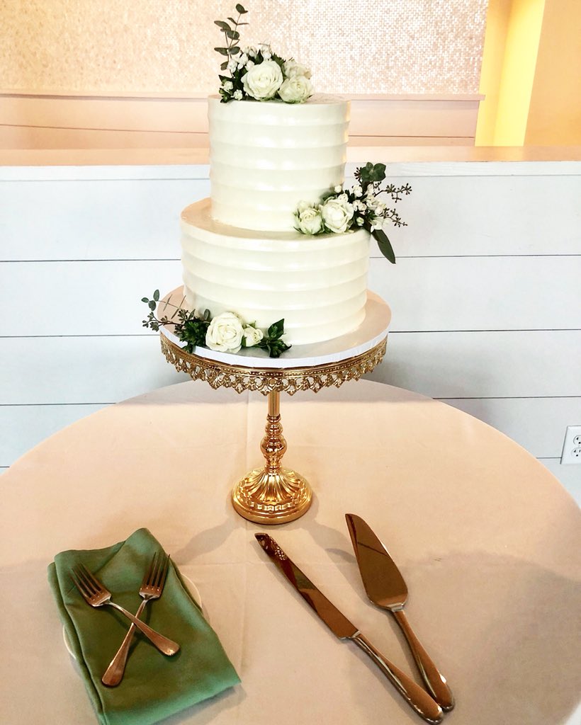 Stunning cake at last nights wedding in Hilton Head! 

Cake by: @customconfections843 
Florals by: @gardenias_hhi 

#trustpinnacle #charlestonweddingplanner #weddingcake #hiltonheadwedding #hiltonheadisland #beachwedding #charlestonplanner #destinationwedding