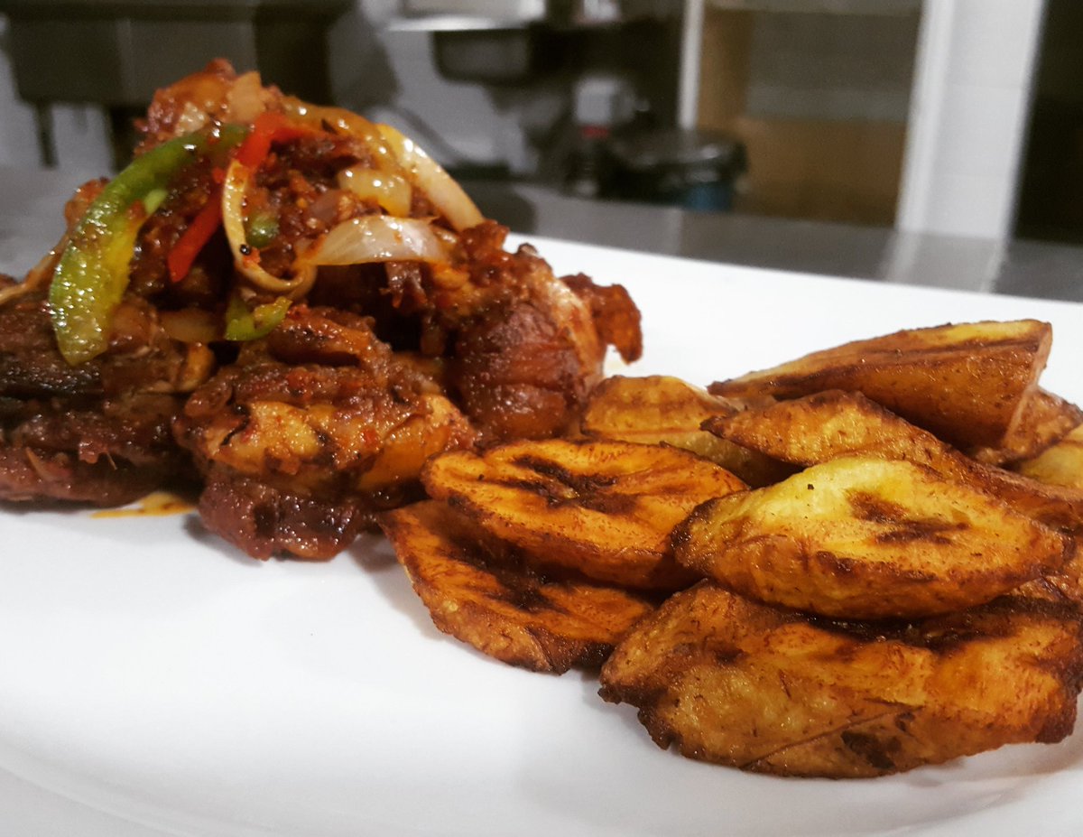 fogodelagos's tweet photo. Happy weekend people. Stop by today, let's treat you to an awesome meal of chicken and plantains!
___
#fogodelagos #foodie #food #plantain #chicken #chips #saturday #eatout #hangout #bar #restaurant #lounge #eat #bbnaija #bbnaija2019 #diner #cocktail #alacarte #buffet https://t.co/VLd6FZXa0j