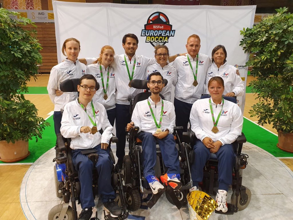 HISTORIQUE 🔥
LA BOCCIA SERA À TOKYO 🇯🇵 !
Les français ont dominé le championnat européen et décrochent la médaille d’or 🥇. La Boccia française se qualifie pour la première fois de l’histoire aux Jeux Paralympiques en catégorie BC3 par équipe. #BleuHandisport