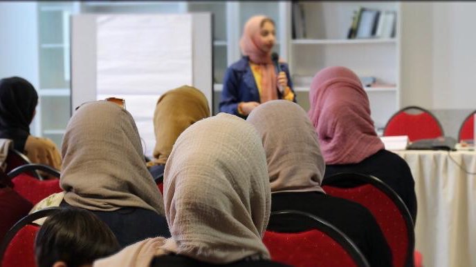 StimmederM's tweet photo. Die jungen Frauen bekommen einen Einblick in das Kreative Schreiben. 

#StimmederMuslima #MASQ #SdM #Workshop #SdMWorkshop https://t.co/J6BZEs7G1n