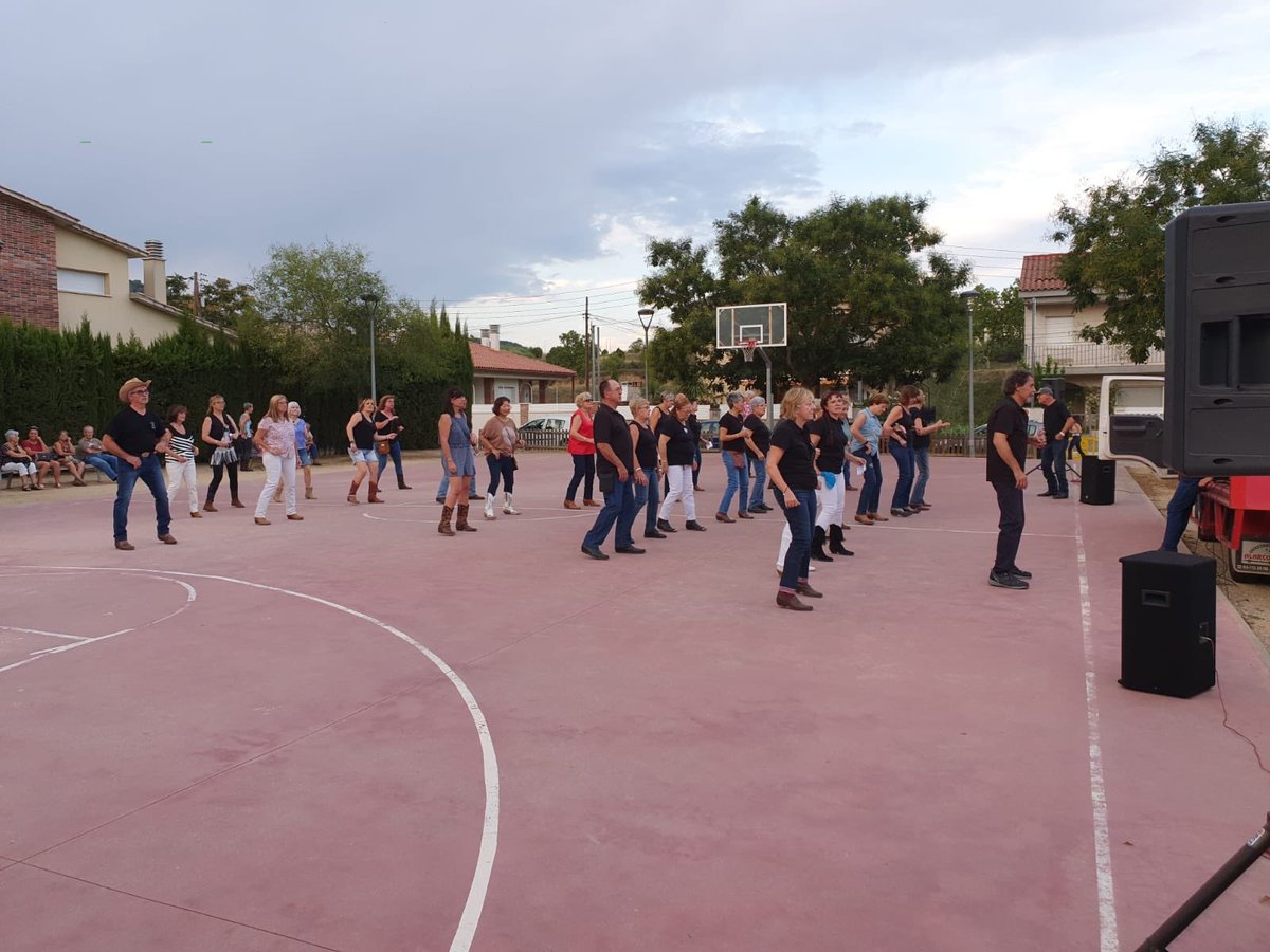 AjSentmenat's tweet photo. 📸El ritme del Country envaeix la nostra #FMSentmenat19 de mà de la Secció de Country del Coro de #Sentmenat https://t.co/8x4h4WBnf2
