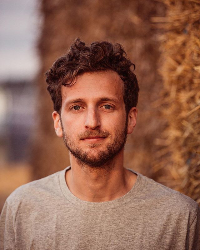 EdWhitmarsh's tweet image. The last one I swear, @harveysutherland standing next to a wall straw bales @weoutherefest • #twitter #harveysutherland ift.tt/2UiAfNe