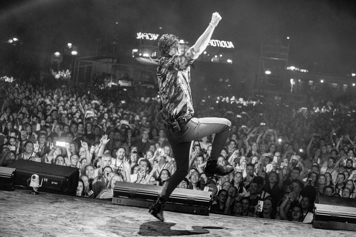 manuelcarrasco_'s tweet photo. Lo que siento en el escenario solo ocurre ahí arriba, es algo inexplicable que nace desde dentro y que explota fuera, afortunado yo.  #gracias #daimiel #concierto #subidon #giralacruzdelmapa❌ https://t.co/VtHh7UZON2