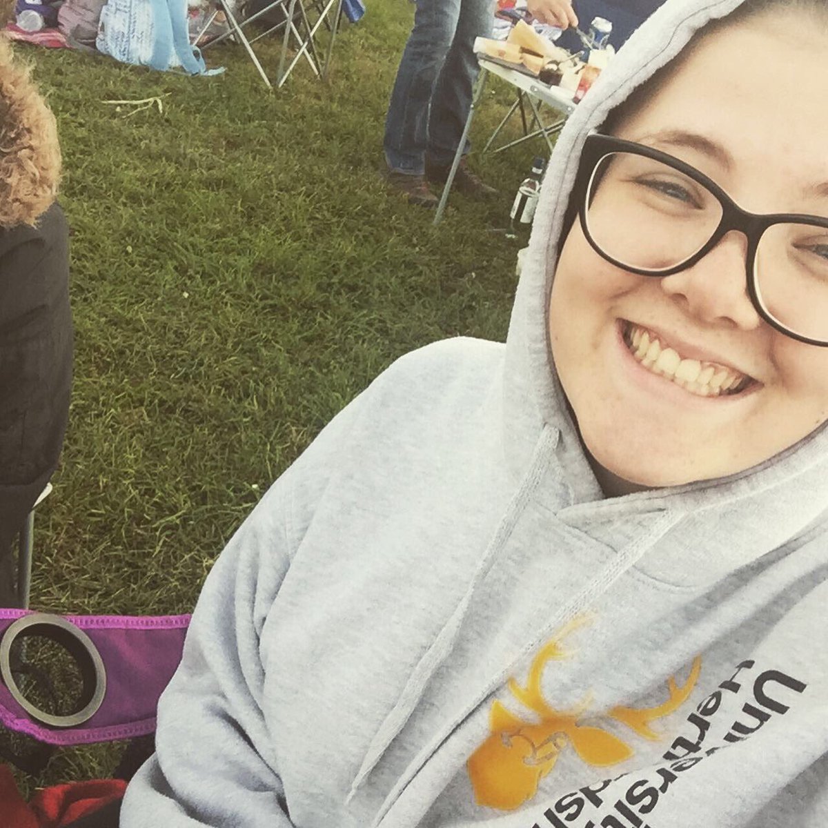 _bexcooke's tweet photo. Waiting for Bohemian Rhapsody and ready to feed the five thousand with our picnic. #wearesundown #BohemianRhapsody https://t.co/CTURjJjNz5