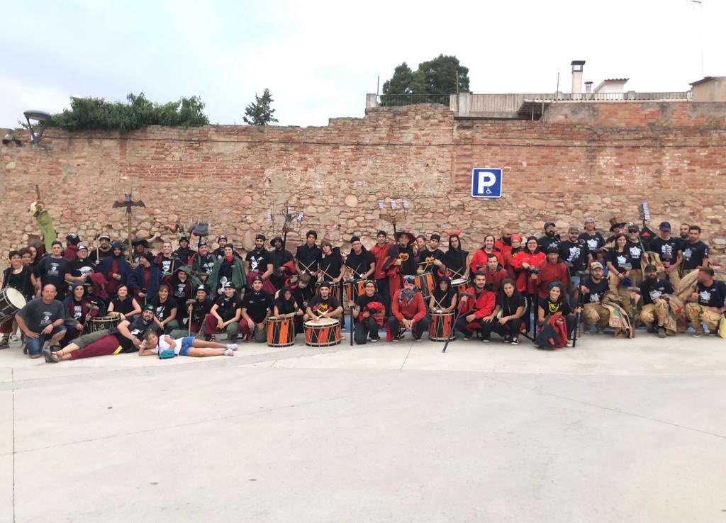 📸Tot a punt per començar a les 21 h el correfoc de la #FMSentmenat19 amb <a href="/Sentcremats/">Diables Sentcremats</a> <a href="/diablescaldes/">Ball de Diables</a> <a href="/DiableABPSitges/">Diables ABP Sitges</a> 
⚠ Aquí teniu les Recomanacions i obligacions per garantir la seguretat de les persones i bens i evitar incidents👇
bit.ly/2ZC42Fu