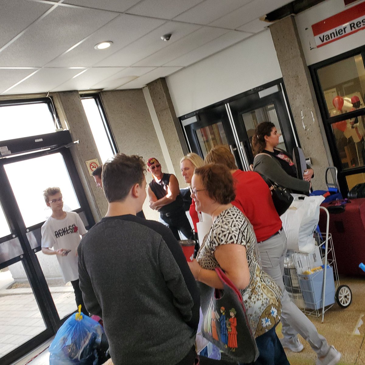 darranfernandez's tweet photo. Move in day across @yorkuniversity w/ @YorkUResLife team, @yorkustudents VP and @YorkUPresident Lenton! An amazing well oiled machine with Orientation Leaders bringing things right from the car to the student's room! #WelcomeYU #YorkU https://t.co/akgKpowanb