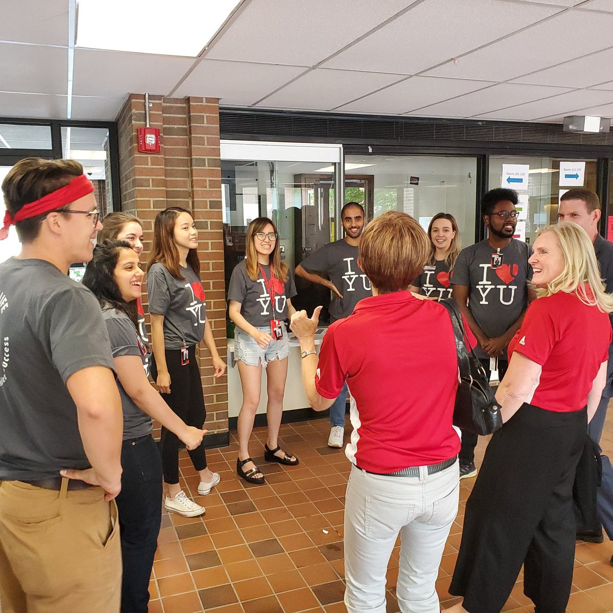 darranfernandez's tweet photo. Move in day across @yorkuniversity w/ @YorkUResLife team, @yorkustudents VP and @YorkUPresident Lenton! An amazing well oiled machine with Orientation Leaders bringing things right from the car to the student's room! #WelcomeYU #YorkU https://t.co/akgKpowanb