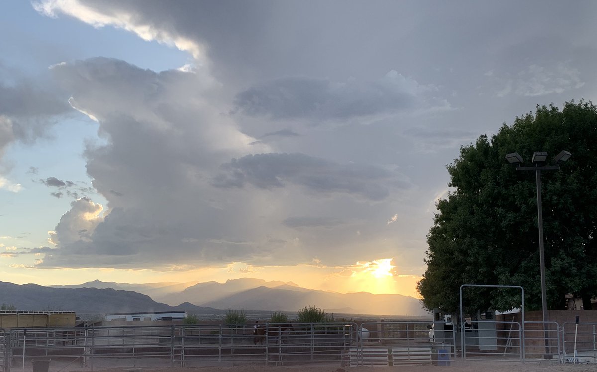 tneventing's tweet photo. The clouds put on a good show the other night! #sunset #sunset_pics #clouds #mountains #landscapephotography #outdoors #lasvegas https://t.co/ueBE9vYf5n