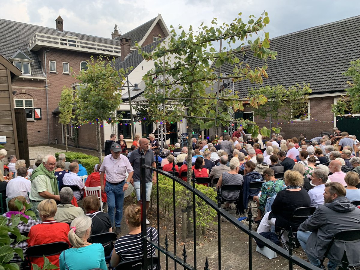 patrickpoelmann's tweet photo. Gisteren warm afscheid na 12 jaar als dijkgraaf @HDSR_waterschap, bekroond met ridderorde ON. Vanavond voor het laatst in functie actief, aanwezig bij buitenconcert #KlassiekaandeLek in de tuin van ons dijkhuis in Jaarsveld. Het is mooi. En het is mooi geweest. https://t.co/N9k9kkq4C5