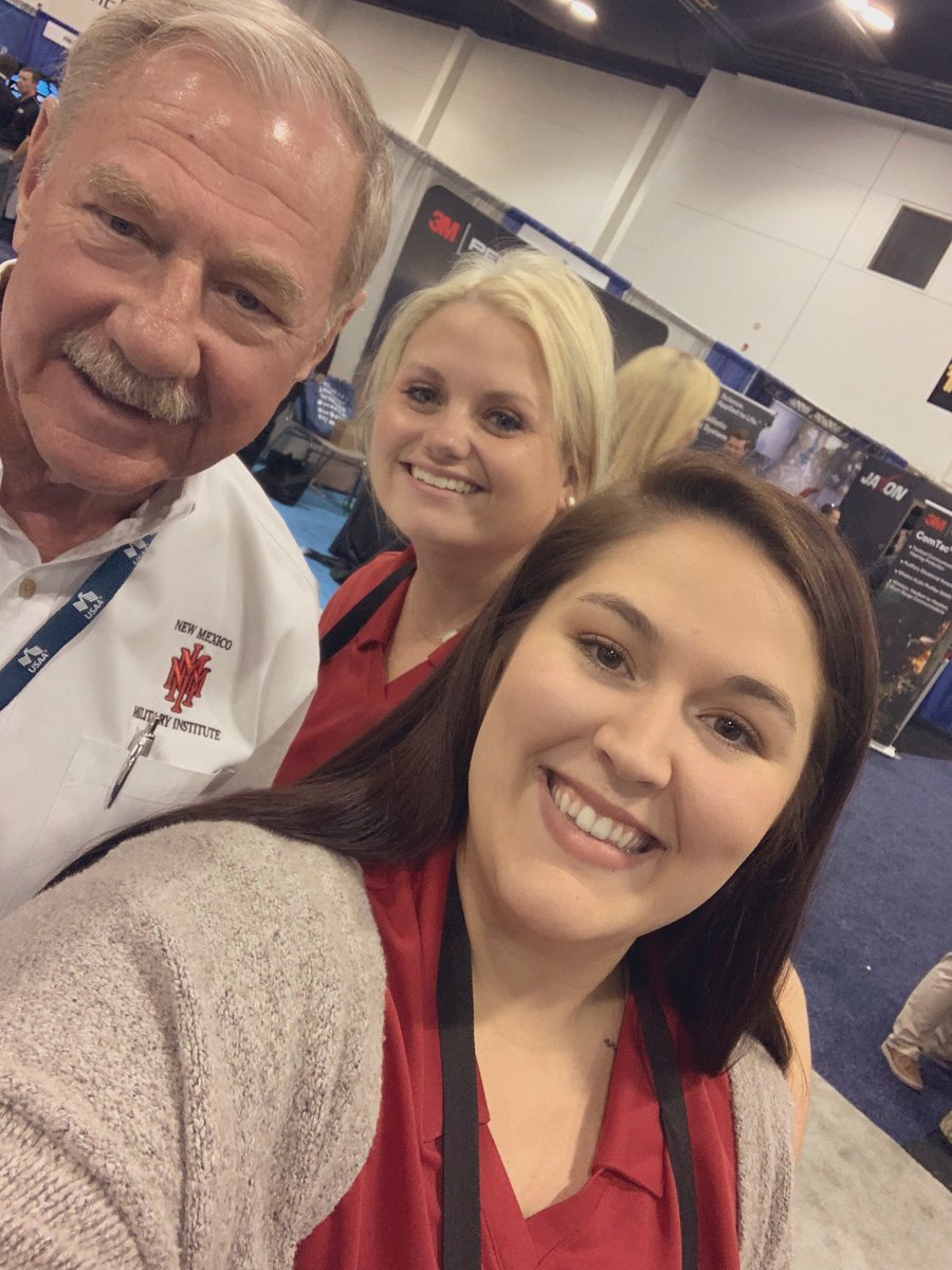 pjteswan's tweet photo. We had a borrower come by to say “Hi”! If you are at @NGAUS1878 141st General Conference & Exhibition come by booth 2010 we would love to meet you! #GuardCon #Borrower #VABenefit #HomeLoan #VURocks https://t.co/skC9TTOWIn