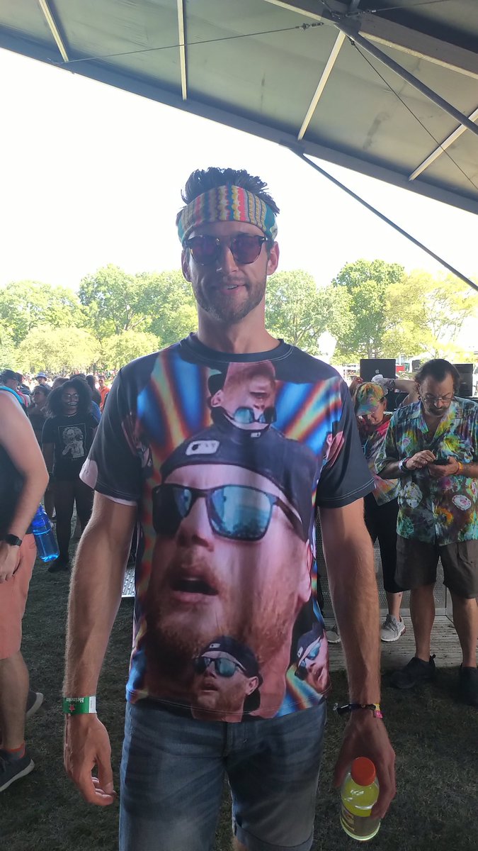 stratus10601's tweet photo. This guy is a super fan #EZoo2019 #prydaarena https://t.co/mkmGkzObcy