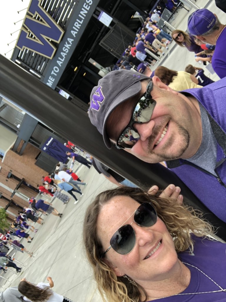 JennyCakes10's tweet photo. #purplereign #godawgs https://t.co/ni36j4PaQY