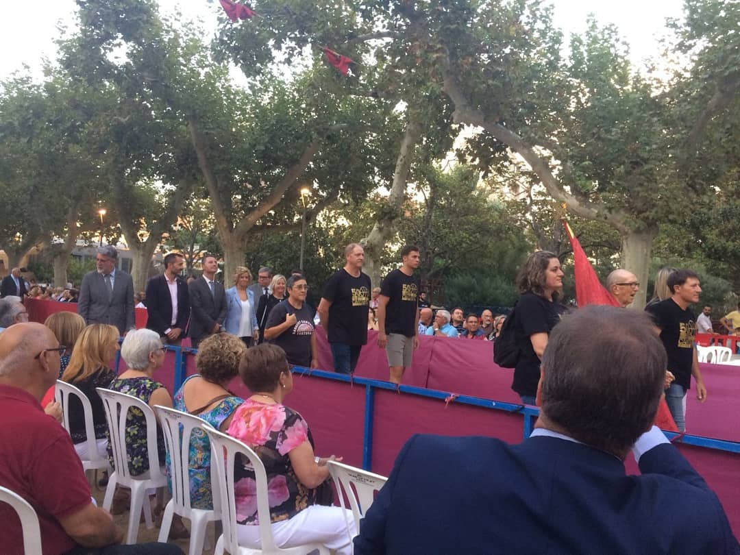 xavier_faura's tweet photo. I continuem amb els actes tradicionals de la #Cinta2019, ara ofrena de flors i fruits a la Verge de la Cinta enguany encapçalada pel @cbcantaires  que porta la bandera de la ciutat en reconeixement a la seua trajectòria esportiva i amb motiu del seu 50è aniversari #fdlc19 https://t.co/sjKwt4c2dR