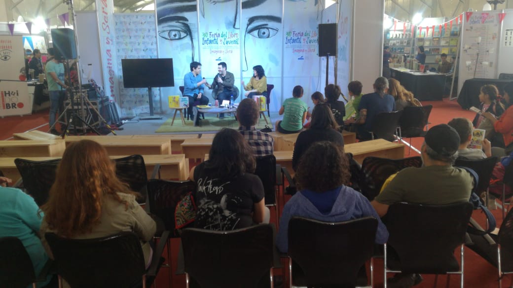 camaradellibro's tweet photo. Ahora en la Feria del Libro Infantil y Juvenil. Taller ¿ Cómo se construye un libo?. No te pierdas todas las actividades que tenemos para todas las edades #imaginayserá #ultimofinde #cultura @ElMercurio_cl https://t.co/UXtzBRjVAy