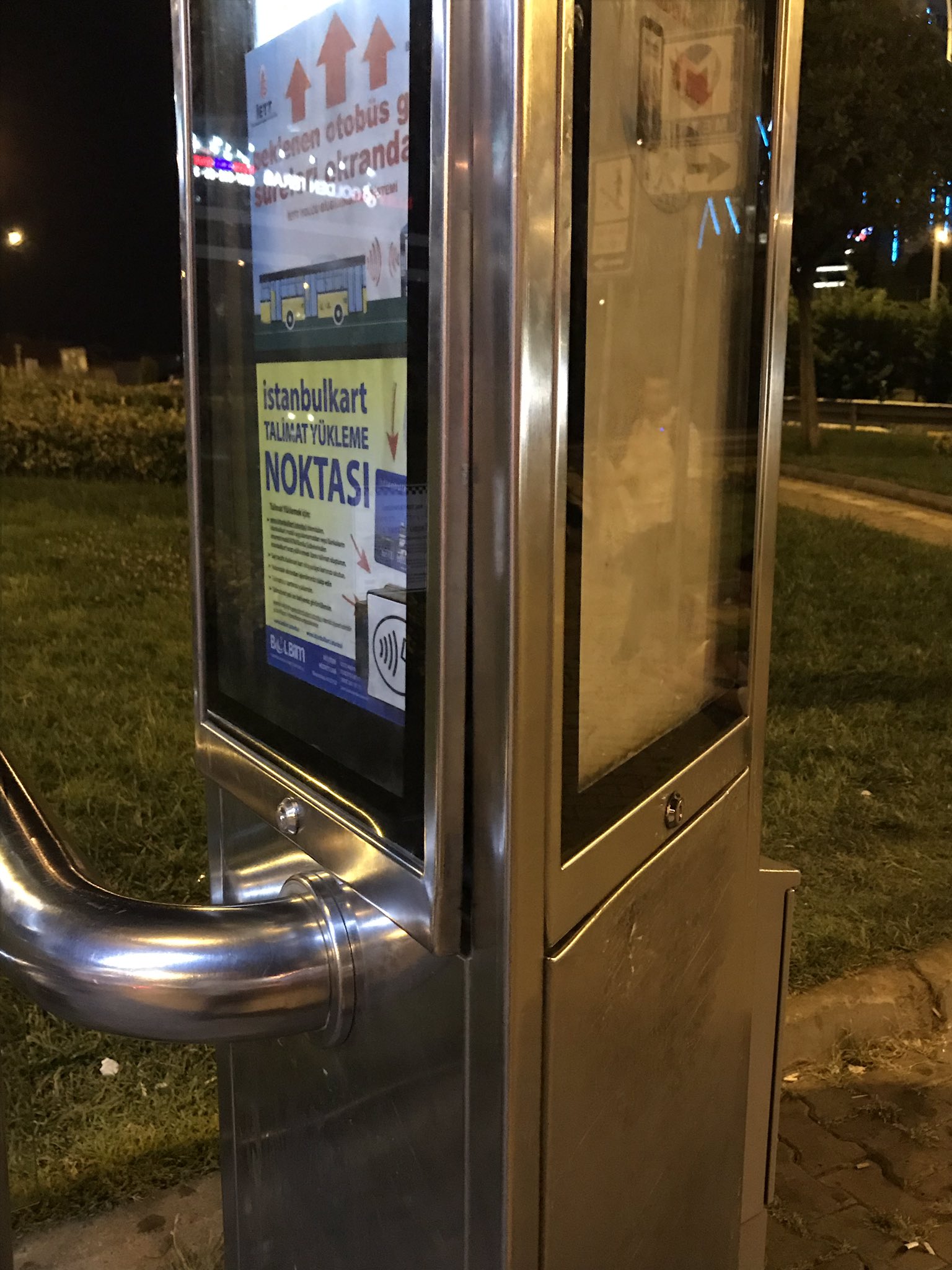 sariboru on twitter maltepe koprusu duragi tuzla yonu bilgilendirme ekraninin cam koruma kapagi acik konumda duruyor kilit bozuk sanirim ayrica istanbulkart talimat yukleme noktasi calismiyor iyi calismalar ibbbeyazmasa https t co 1wgh3z9luq