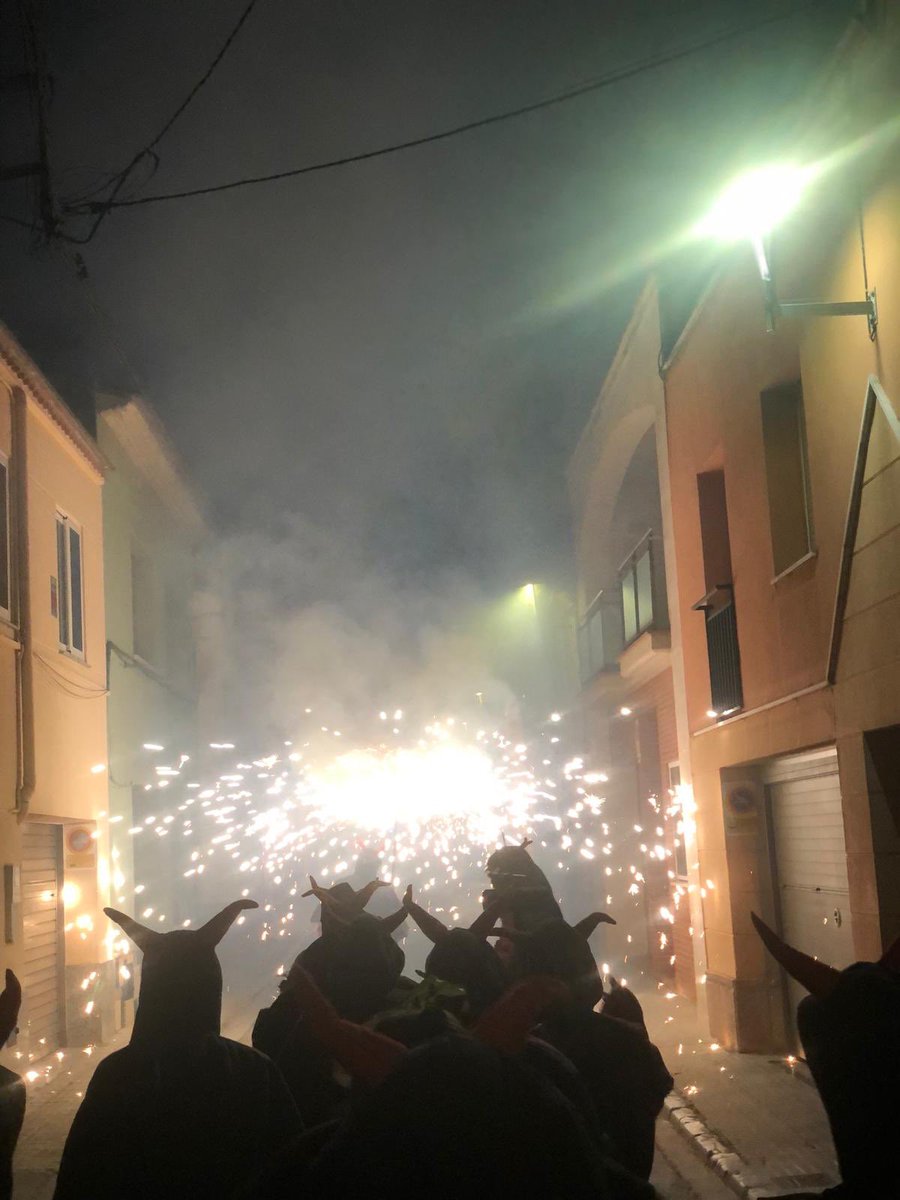 📸 Llum i foc protagonistes del correfoc de la #FMSentmenat19 gràcies a <a href="/Sentcremats/">Diables Sentcremats</a> <a href="/diablescaldes/">Ball de Diables</a> <a href="/DiableABPSitges/">Diables ABP Sitges</a>