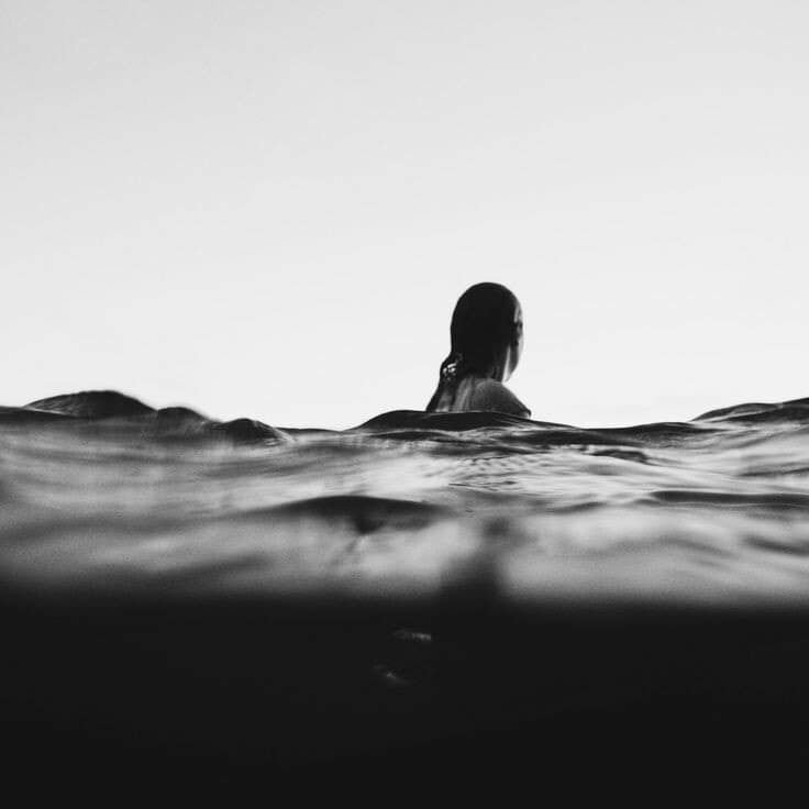 “La gente se aferra a la costumbre como a una roca, cuando en realidad debería desprenderse y zambullirse en el mar. Y vivir”.

Charles Bukowski