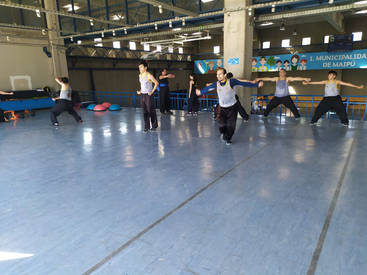 CTerracotas's tweet photo. Entrenamiento de kung fu tradicional preparando a nuestros atletas con todo @CTerracotas no para carajo💪😠🏋️‍♀️👏👏 @MaipuRenace @cathy_barriga @Fedwushuchile @IWUFOfficial @clinicaMEDS https://t.co/kwekWAlgbm