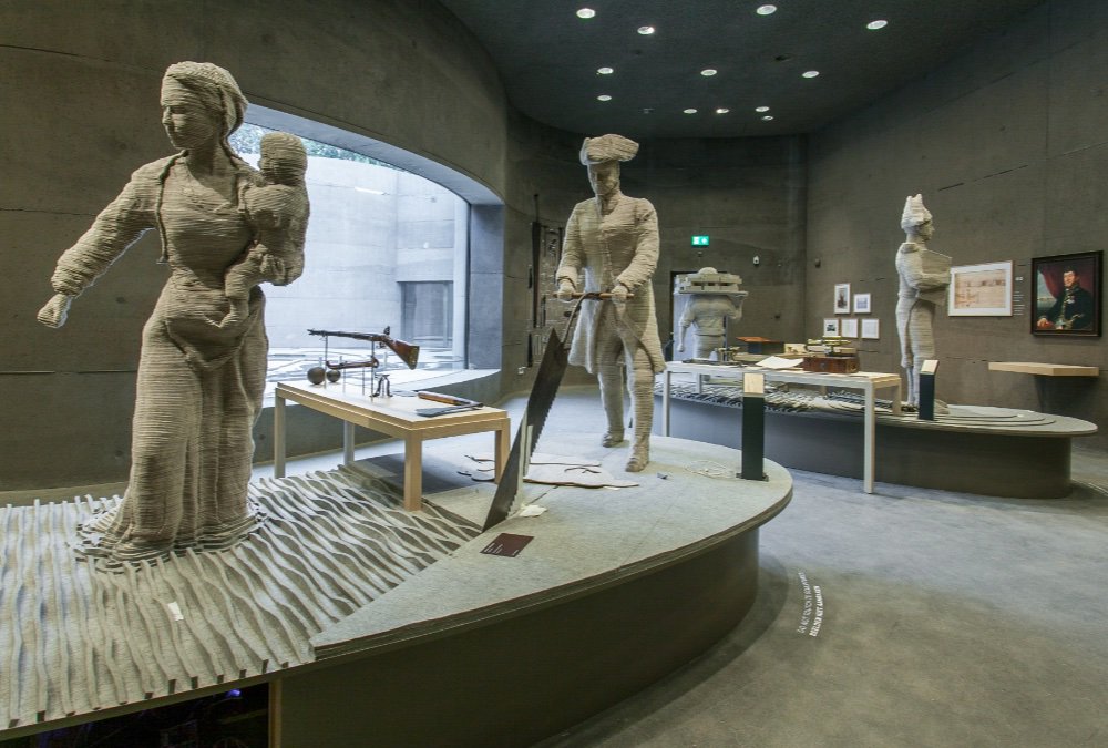 In het #Waterliniemuseum in het Fort bij Vechten kun je, ook als je soms ’n beetje hoogtevrees hebt, een mieterse virtuele parachutesprong boven de <a href="/Waterlinies/">Waterliniemuseum</a> maken en je leert ook eens nog wat over de 17e-eeuwse Hollandse Waterlinie en de Nieuwe Hollandse Waterlinie van 1871.