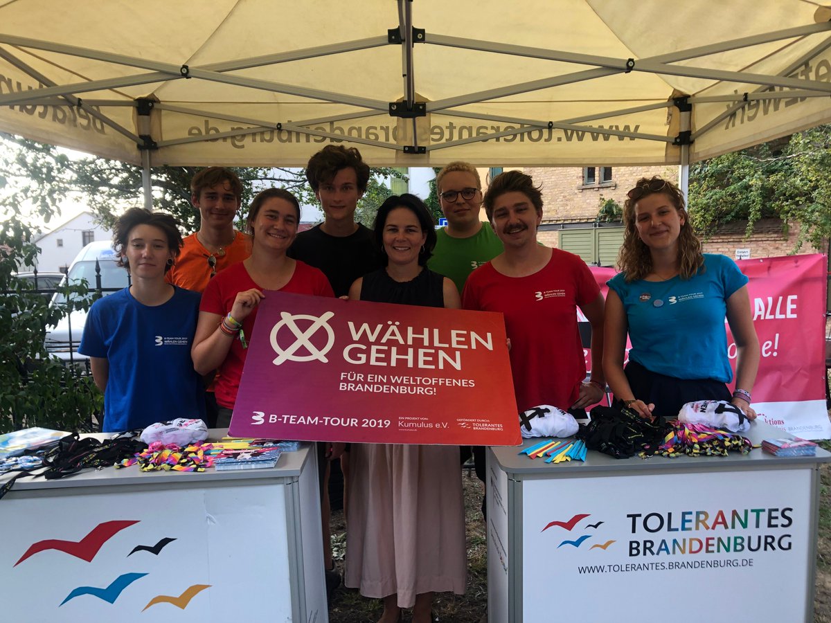 bteamtour's tweet photo. Interessante Gespräche, nette Menschen und gut Musik, mehr kann man sich nicht wünschen. 😃 Vielleicht noch Besuch von @ManjaSchuele, @FahimiYasmin, @ABaerbock und Uwe Adler, die konnten wir beim Weltoffenen Werder Festival treffen.
#Landtagswahl #Brandenburg #BTeamTour #ltwbb19 https://t.co/eN1BtVIHZK