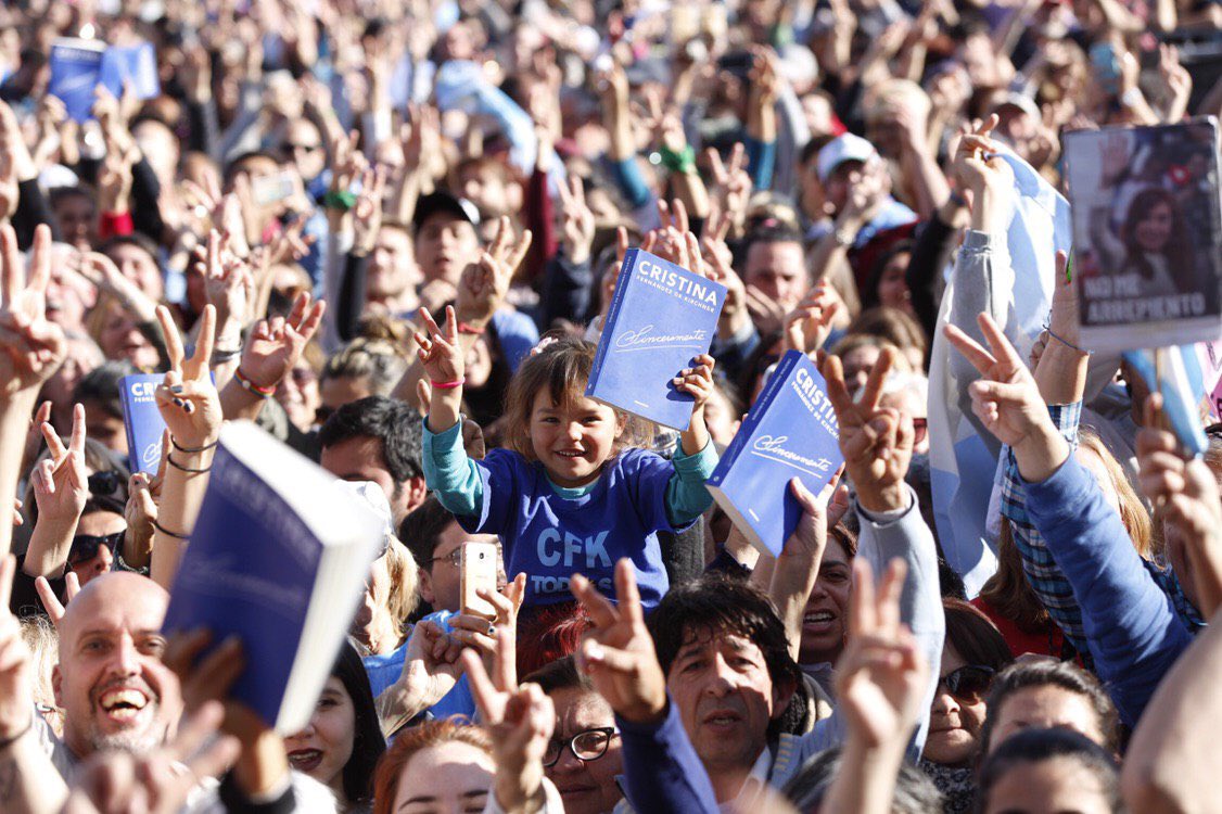 CFKArgentina's tweet photo. Hermoso día ☀️ En un rato presentamos Sinceramente en La Plata. Ya estoy en camino. https://t.co/L9WELKIsFK