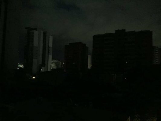 nakamartinez's tweet photo. #SosAyuda Por favor, esta noche, a las 7.00pm ayudemos a la cuenta de @GuaraCuchaFE a volver tendencia la etiqueta: 
#ElectricidadParaElZulia
Lo que estas personas están pasando, de verdad es inhumano.
Hoy es por ellos, mañana puede ser por Caracas, o por otro estado del país https://t.co/2jn51iuwVM